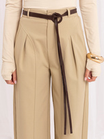 Béžové dámske nohavice culottes s záhybmi.