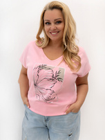 Jasnoróżowy t-shirt plus size z kwiatowym motywem 