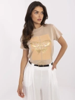 Camelowy t-shirt z nadrukiem motyla