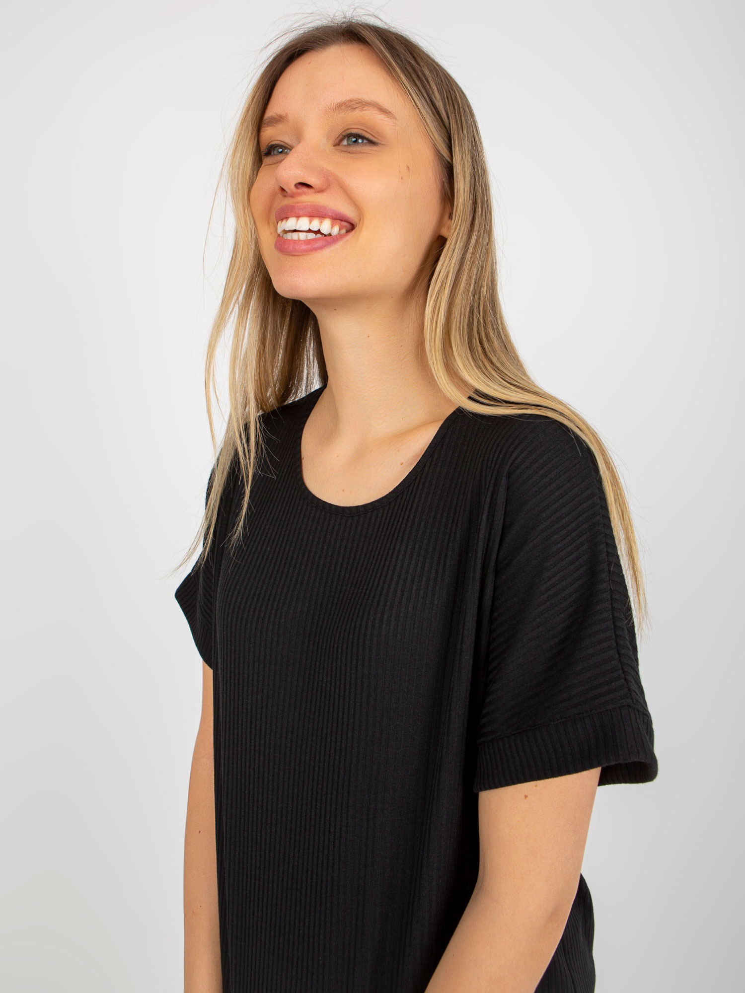 Didmeninė juoda dryžuota oversize marškinėliai su trumpomis rankovėmis.