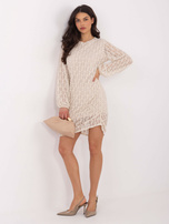 Jasnobeżowa koktajlowa sukienka z koronki