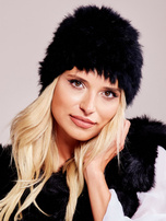 Czarna czapka ze sztucznego futerka