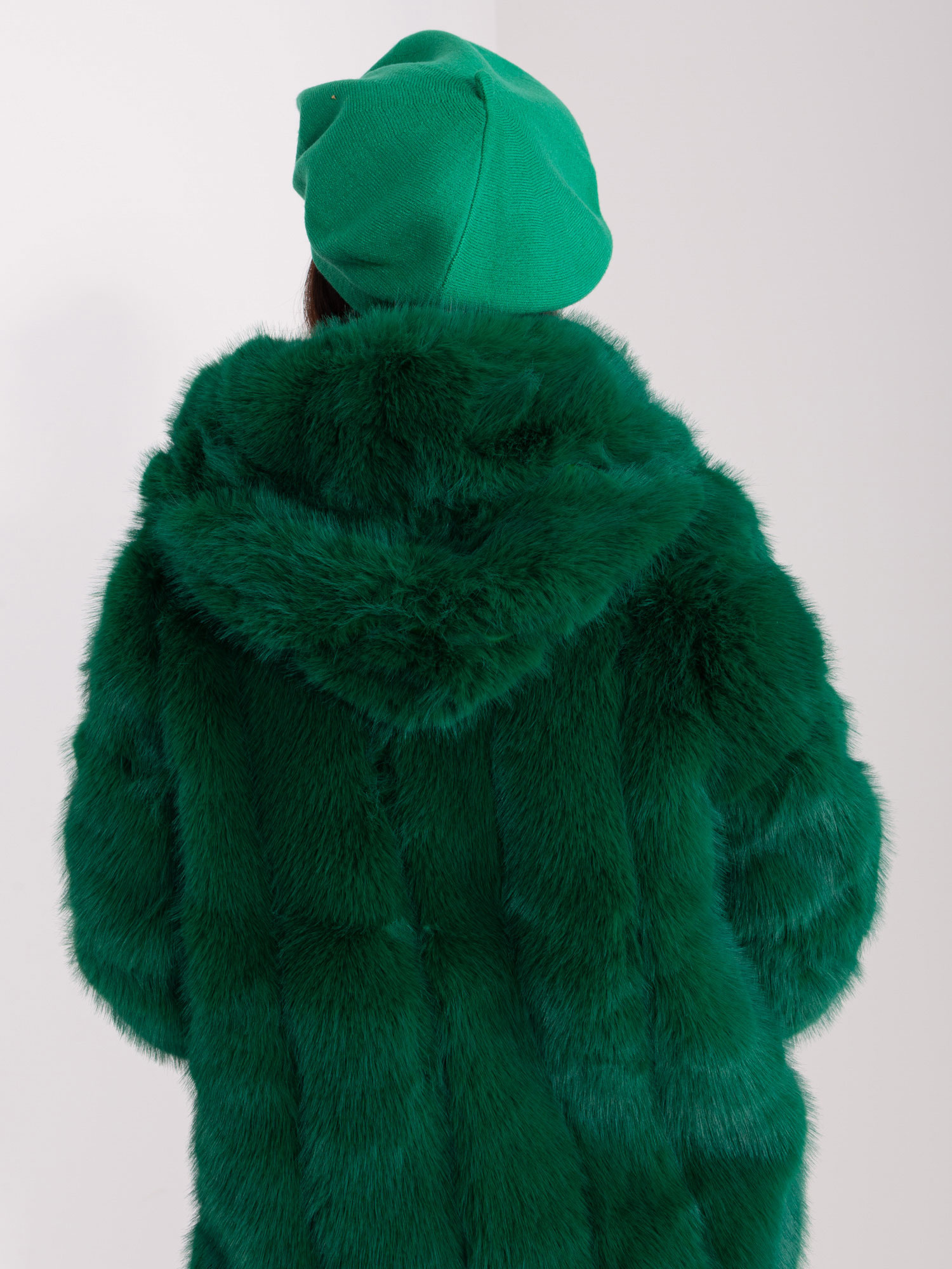 Zielona czapka zimowa typu beret