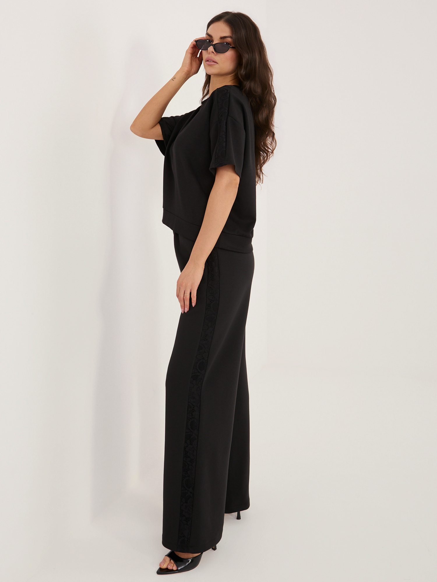 Czarne dresowe spodnie wide leg od kompletu