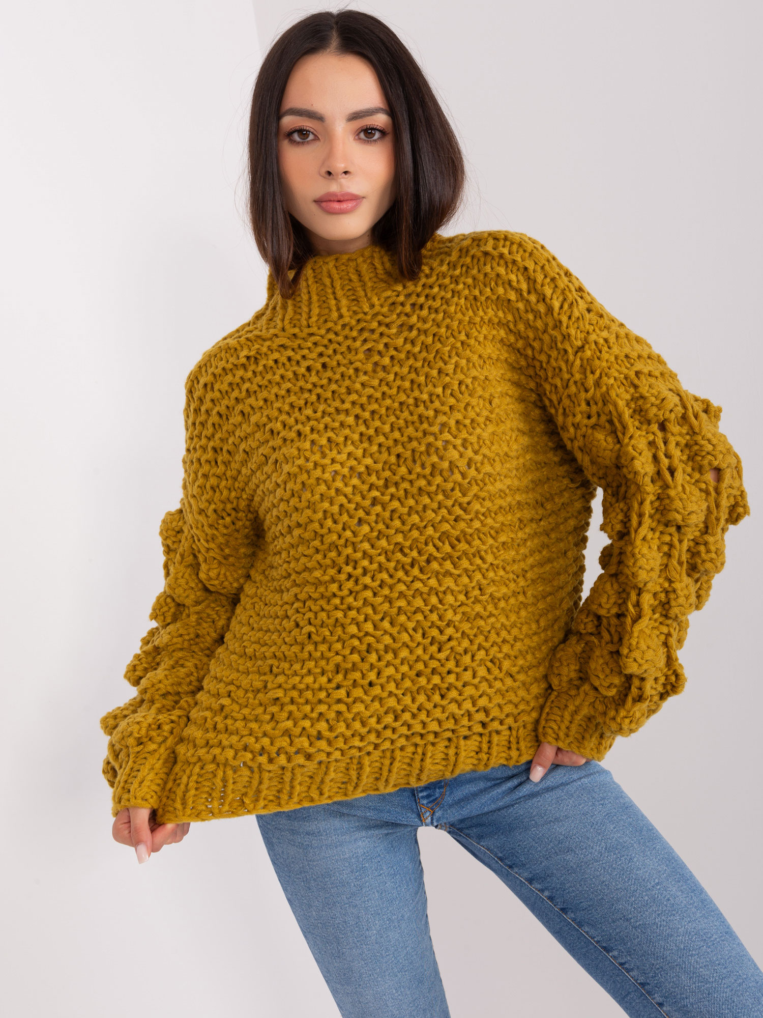 Oliwkowy sweter oversize z grubym splotem