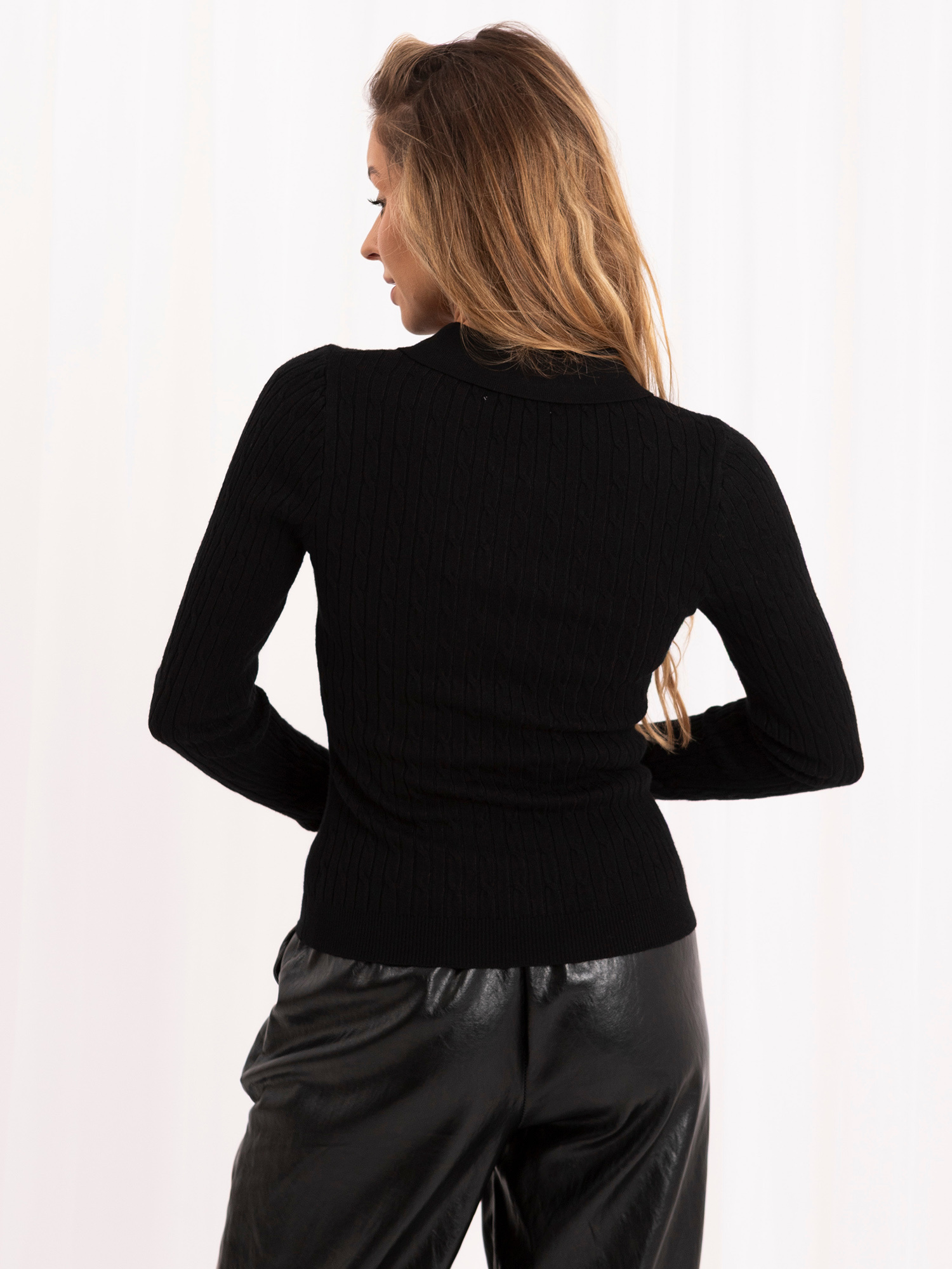 Czarny damski sweter typu polo w warkocze