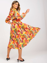 Pomarańczowa plisowana sukienka w kolorowe wzory 