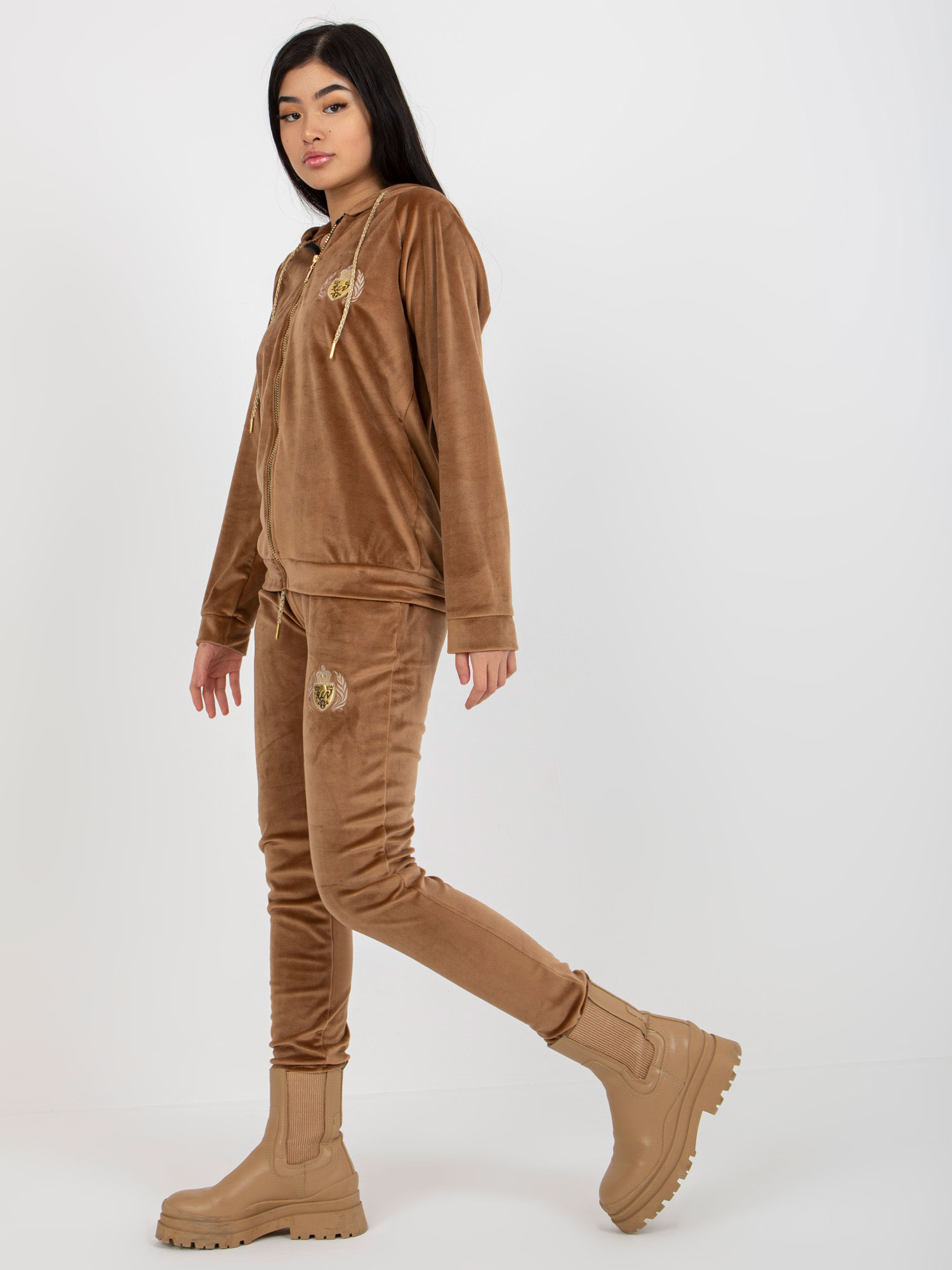 Camelowy dwuczęściowy komplet welurowy ze spodniami