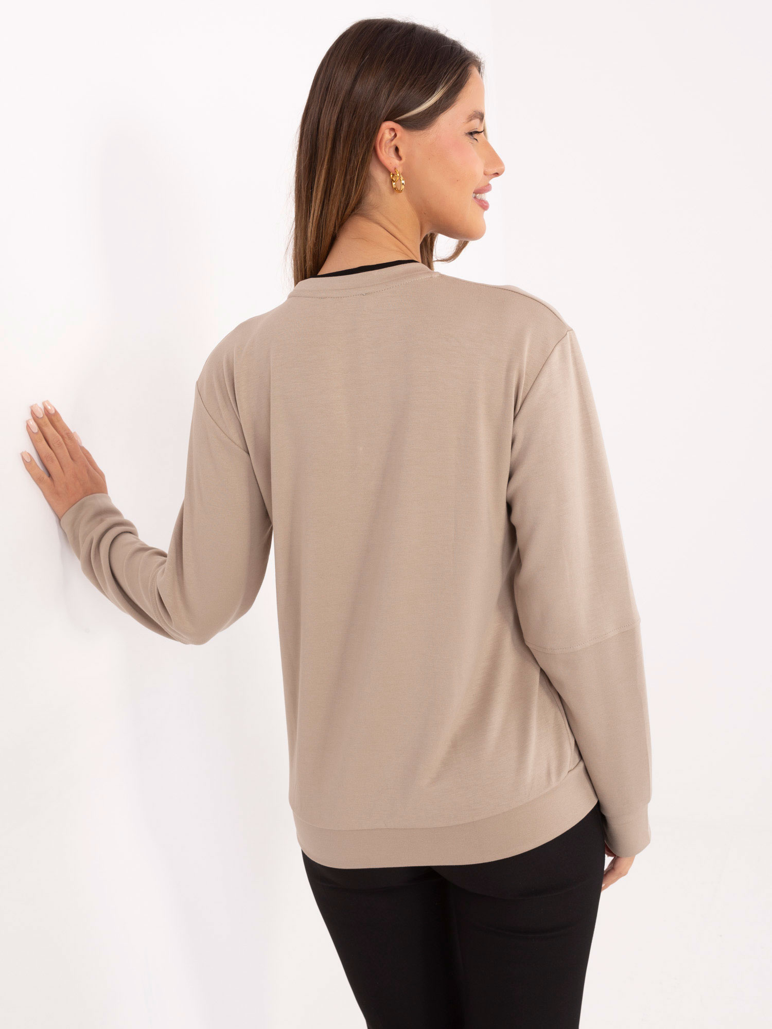 Bežová dámska blúzka s dlhým rukávom.