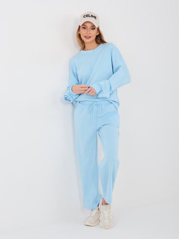 Pastelowy niebieski komplet z ozdobnymi różami