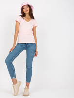 Hurtownia Jasnoróżowy t-shirt basic z dekoltem w serek 