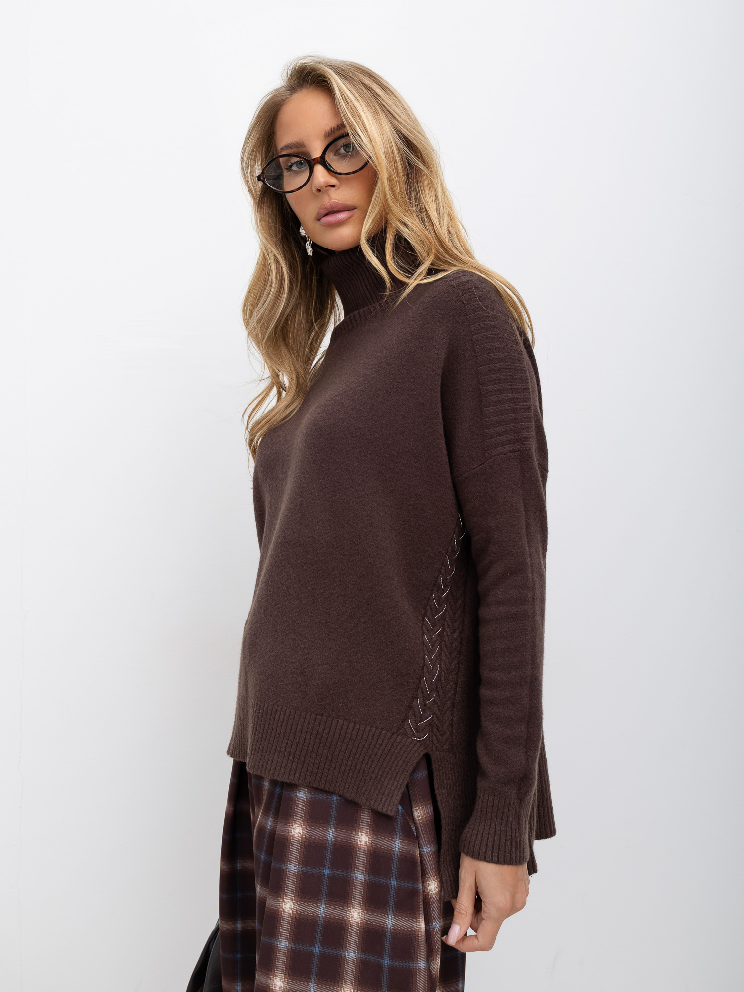 Brown oversized sweater with a longer back for a meeting.