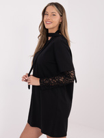 Czarna prosta sukienka z koronkowymi rękawami