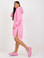 Hurt Różowa dresowa sukienka basic oversize z kieszenią 