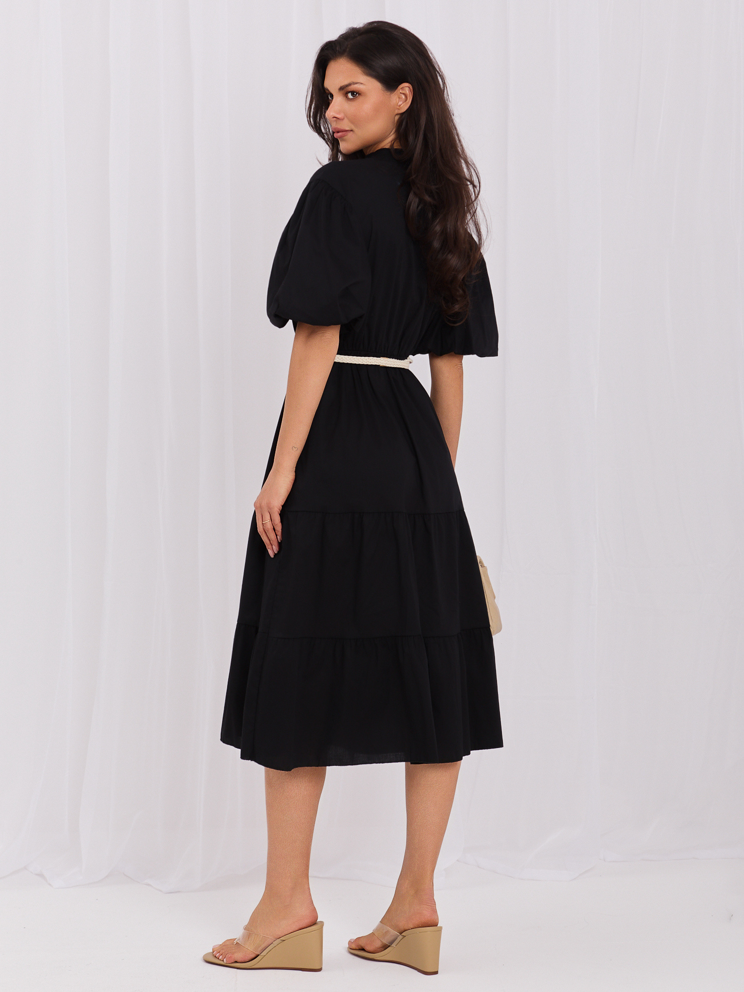 Schwarzes schwingendes Kleid mit V-Ausschnitt.