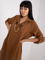 Brązowa luźna sukienka na co dzień z podwijanymi rękawami