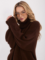Dunkelbrauner Damenpullover im Oversize-Schnitt.