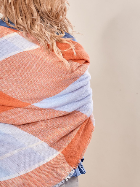 Pomarańczowy szal z dzianiny