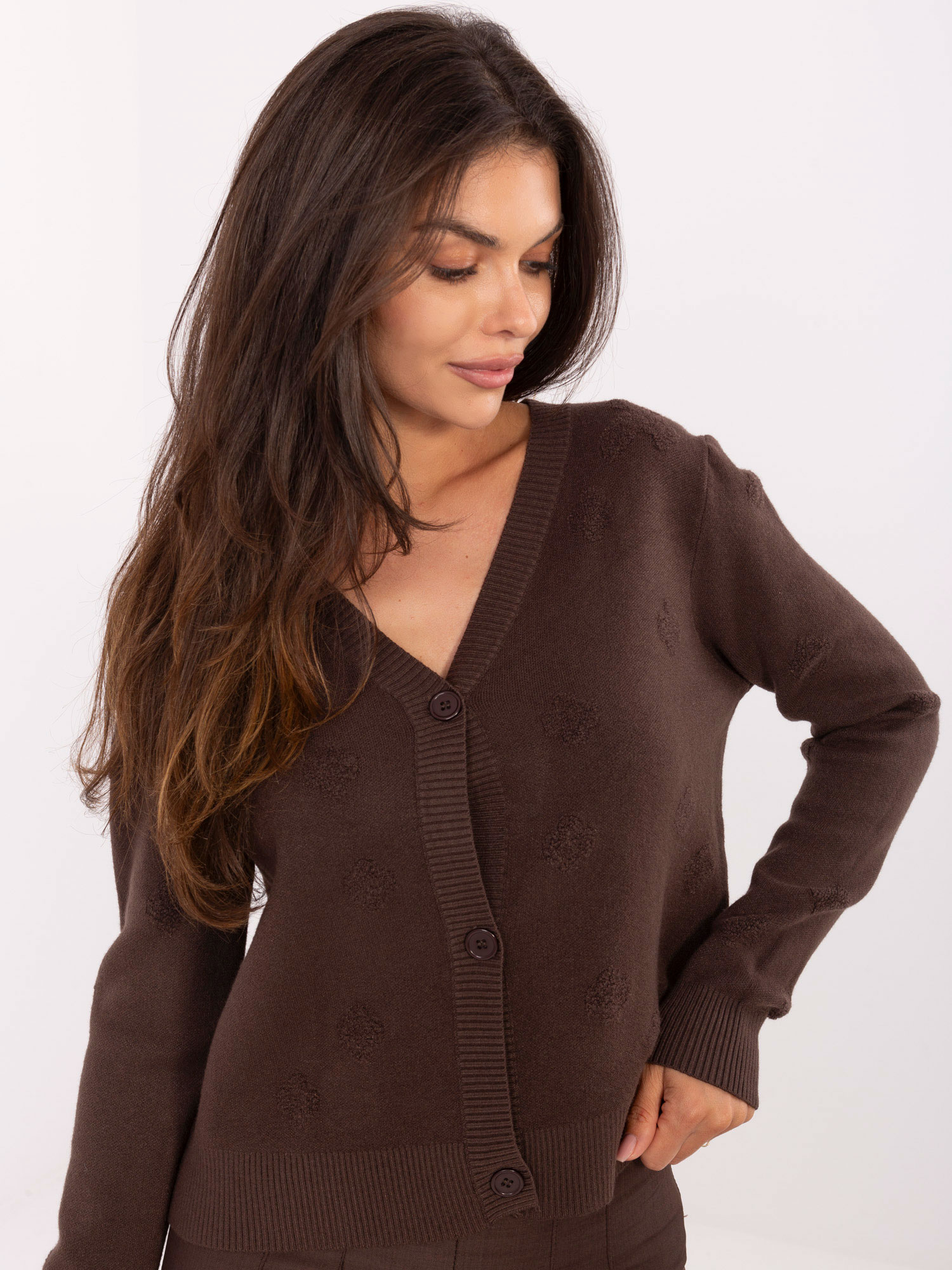 Dunkelbrauner, offenbarer Pullover mit V-Ausschnitt.