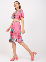 Różowa letnia sukienka z printami i plisowaniem