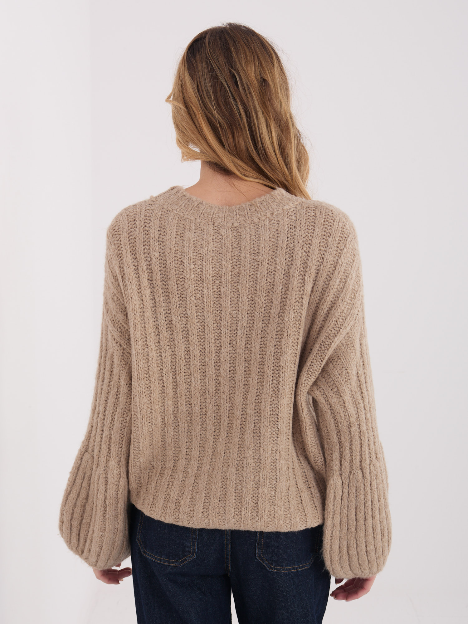 Ciemnobeżowy sweter z bufiastymi rękawami 
