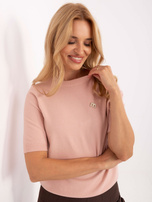 Schmutzig-rosa Damenpullover mit Bündchen.