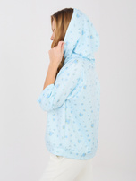Pastelowa niebieska damska bluza w róże