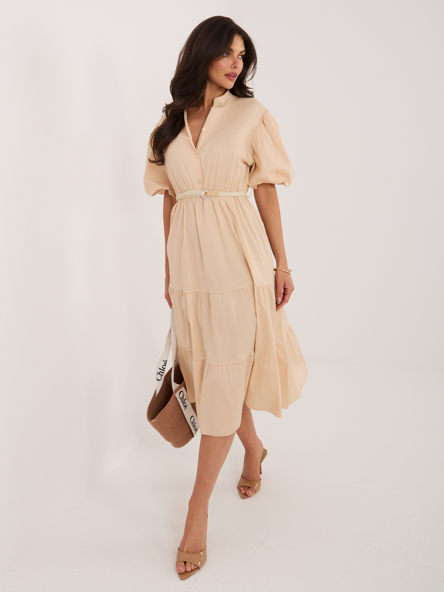 Beżowa rozkloszowana sukienka z falbaną