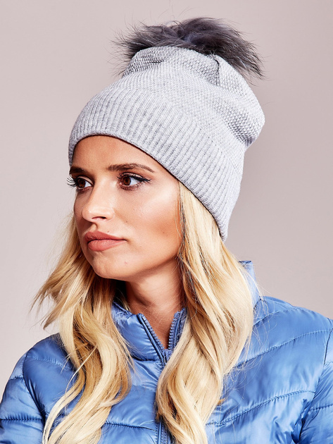 Szara czapka z szerokim ściągaczem i futrzanym pomponem
