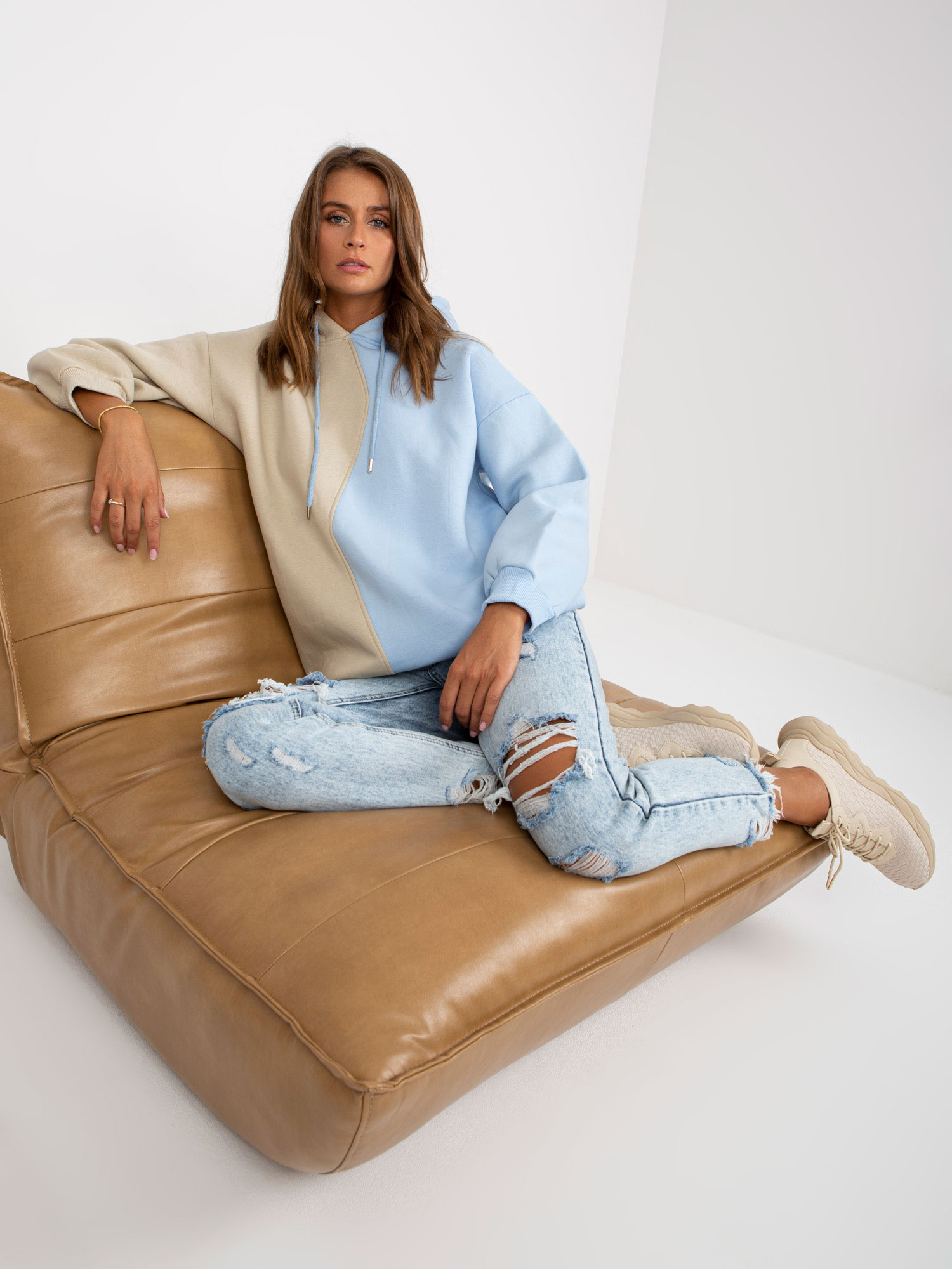 Beżowo-niebieska damska bluza basic z kapturem RUE PARIS