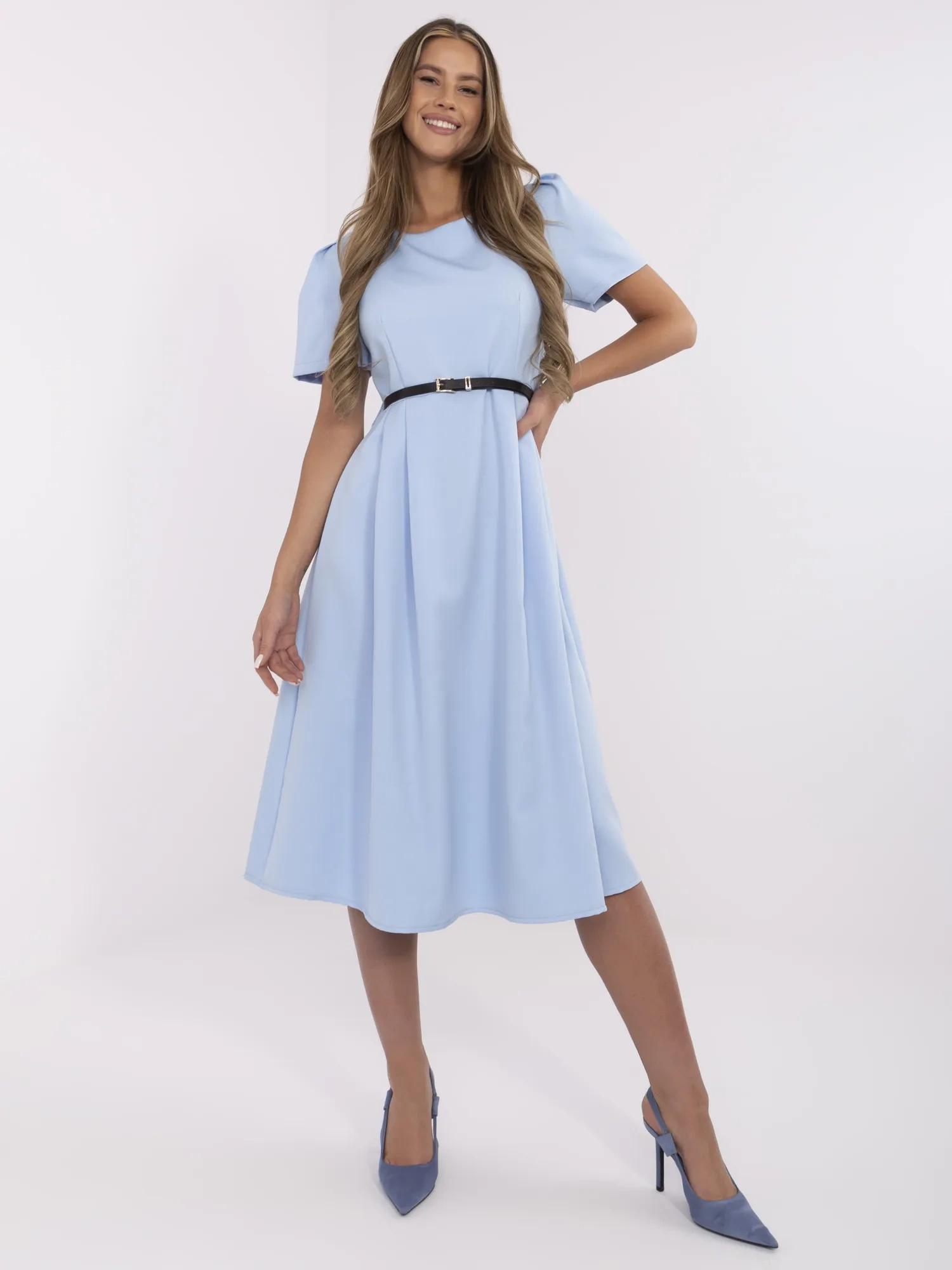 Himmelblaues, ausgestelltes Kleid für eine Hochzeit.