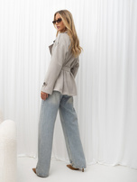 Šviesiai pilkas paltas su zomšos efektu ir epauletėmis.