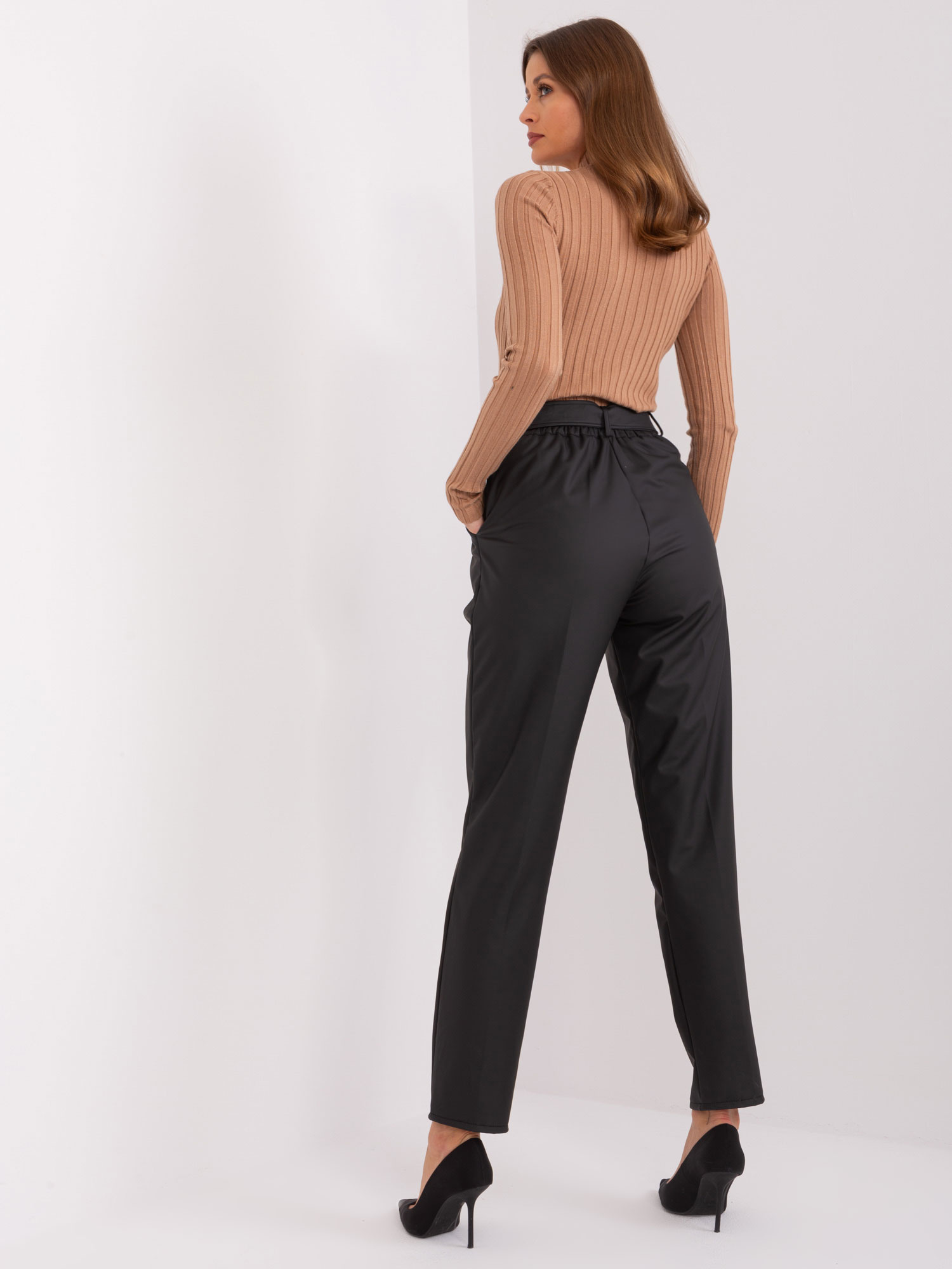 Großhandel Schwarze Ecopelle-Hosen mit geraden Beinen.