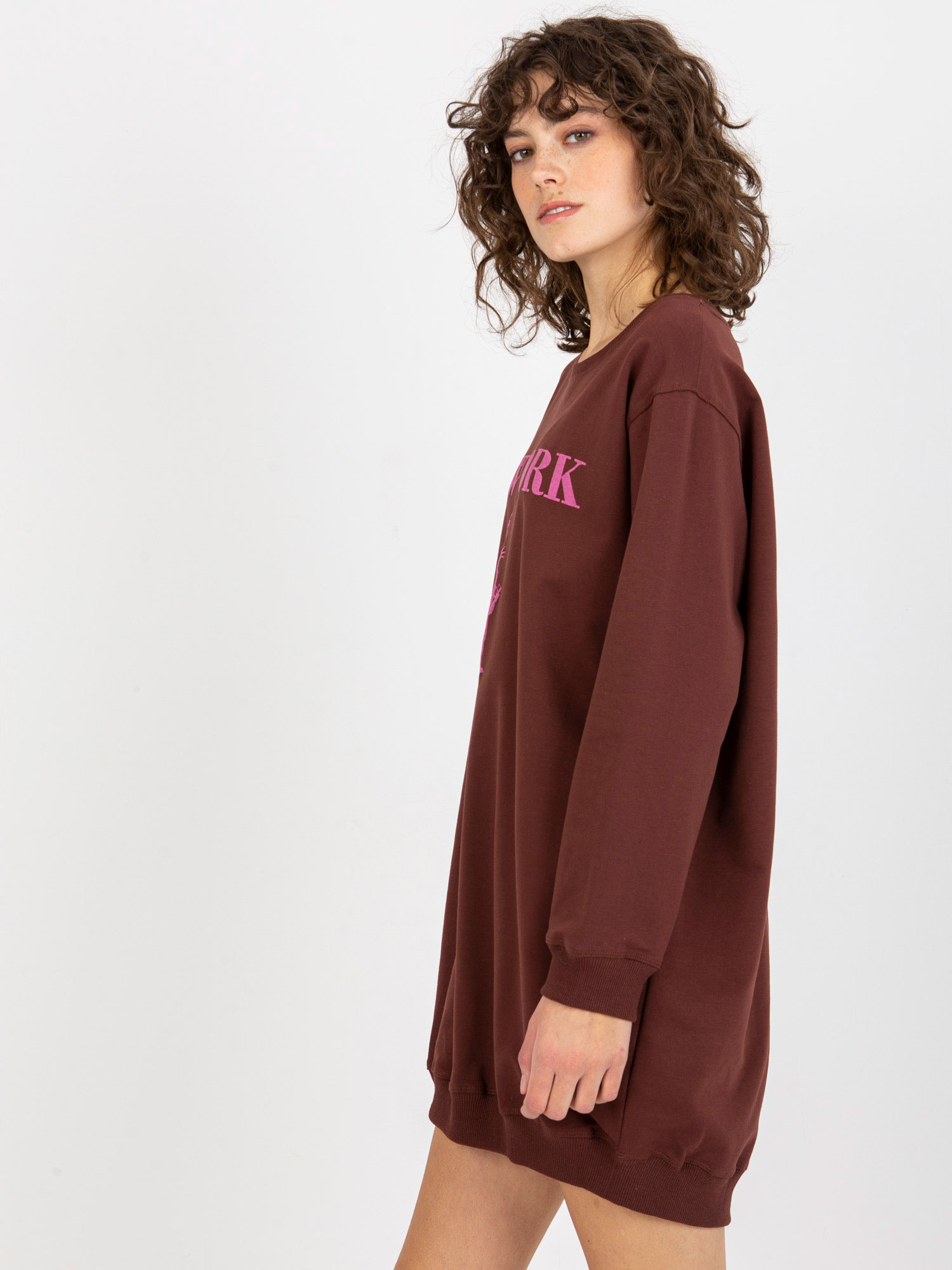 Ciemnobrązowo-różowa długa bluza oversize z nadrukiem
