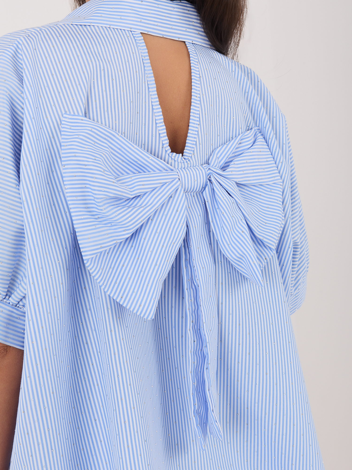 Biało-niebieska rozpinana koszula z aplikacjami RUE PARIS 