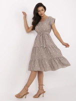Ciemnobeżowa letnia sukienka z falbaną 