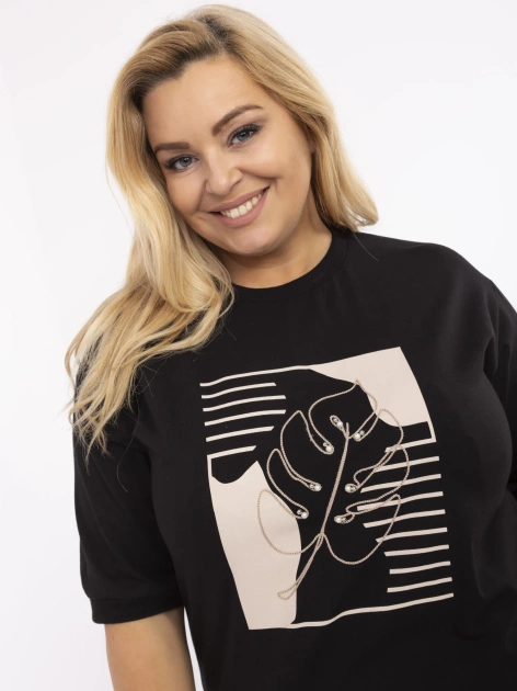 Czarna dłuższa bluzka plus size z nadrukiem