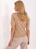 Camelowy sweter z ozdobnym łańcuszkiem