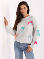 Jasnoszary sweter oversize z długim rękawem