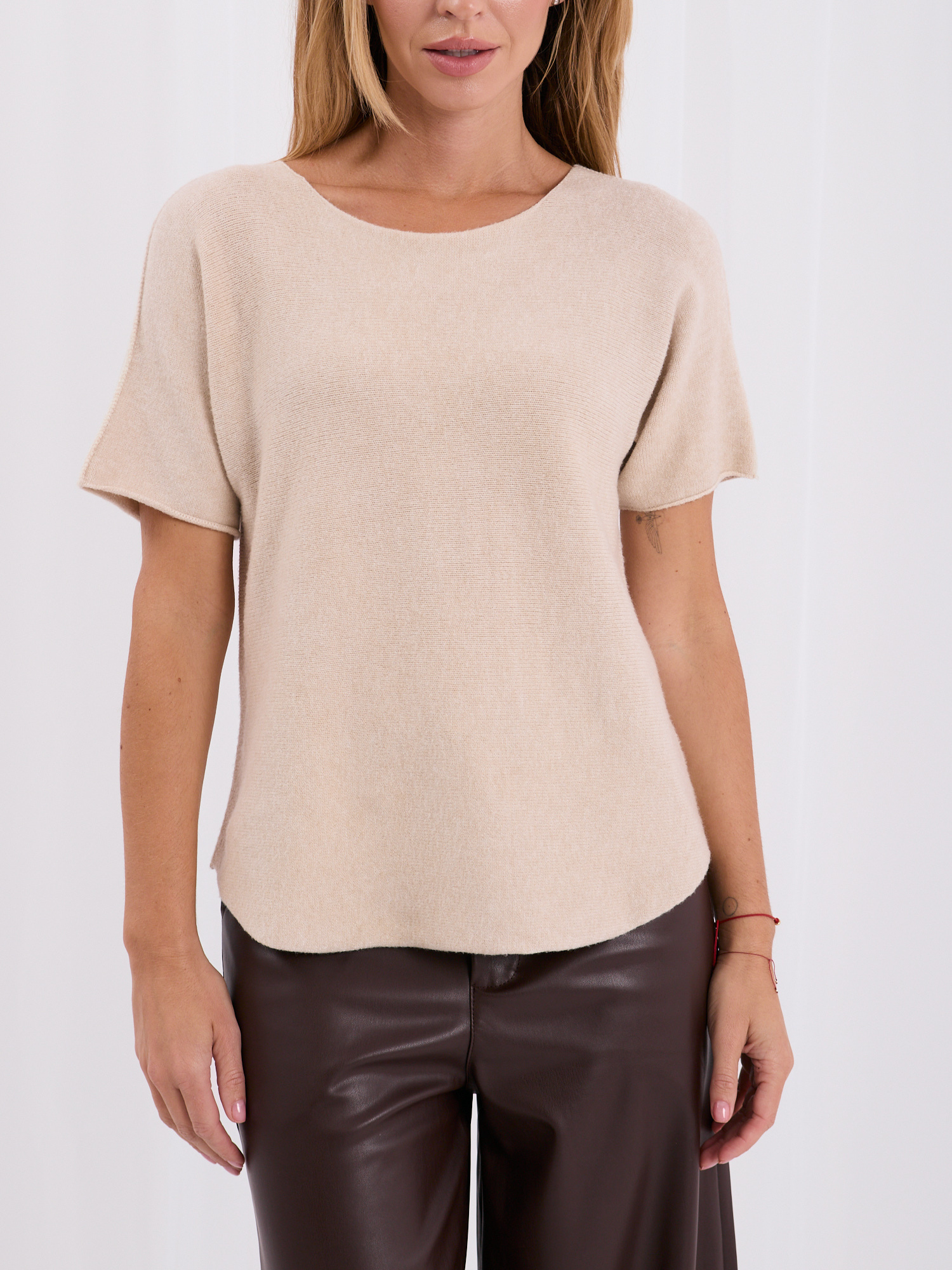 Light beige double-sided basic sweater with short sleeves.