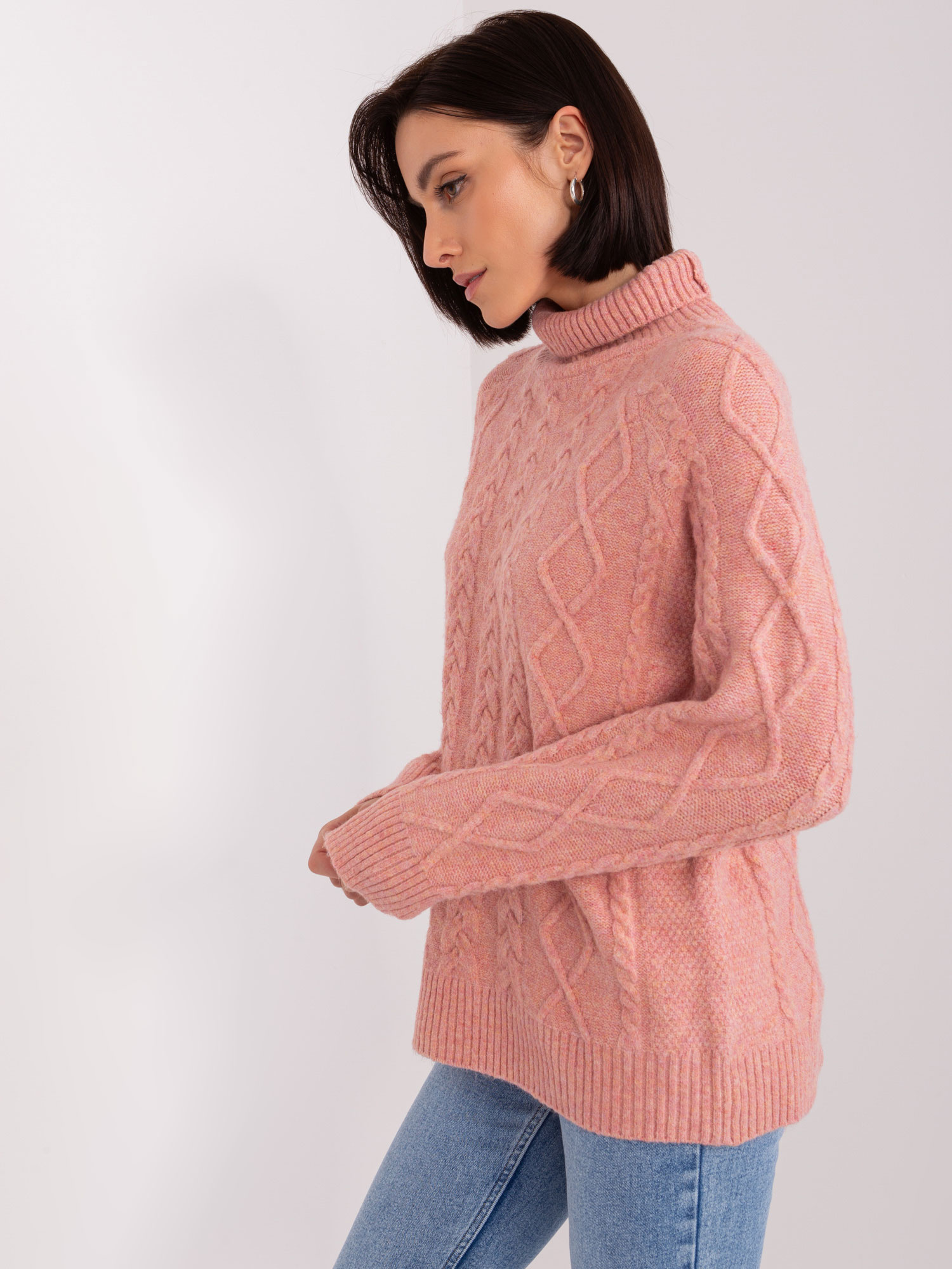 Brudnoróżowy damski sweter w warkoczowe sploty