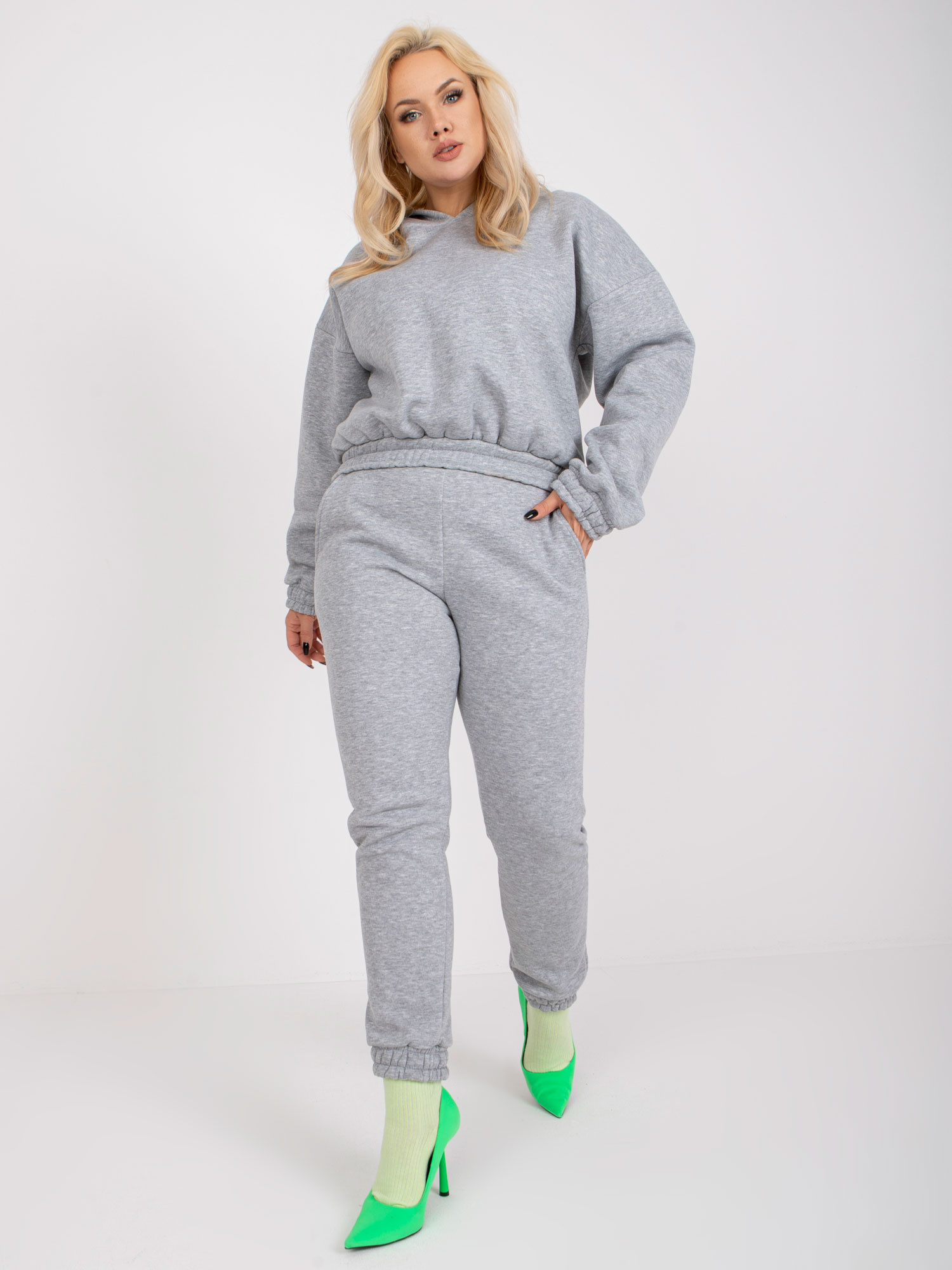 Šedý melírovaný dresový komplet plus size s kapsami.