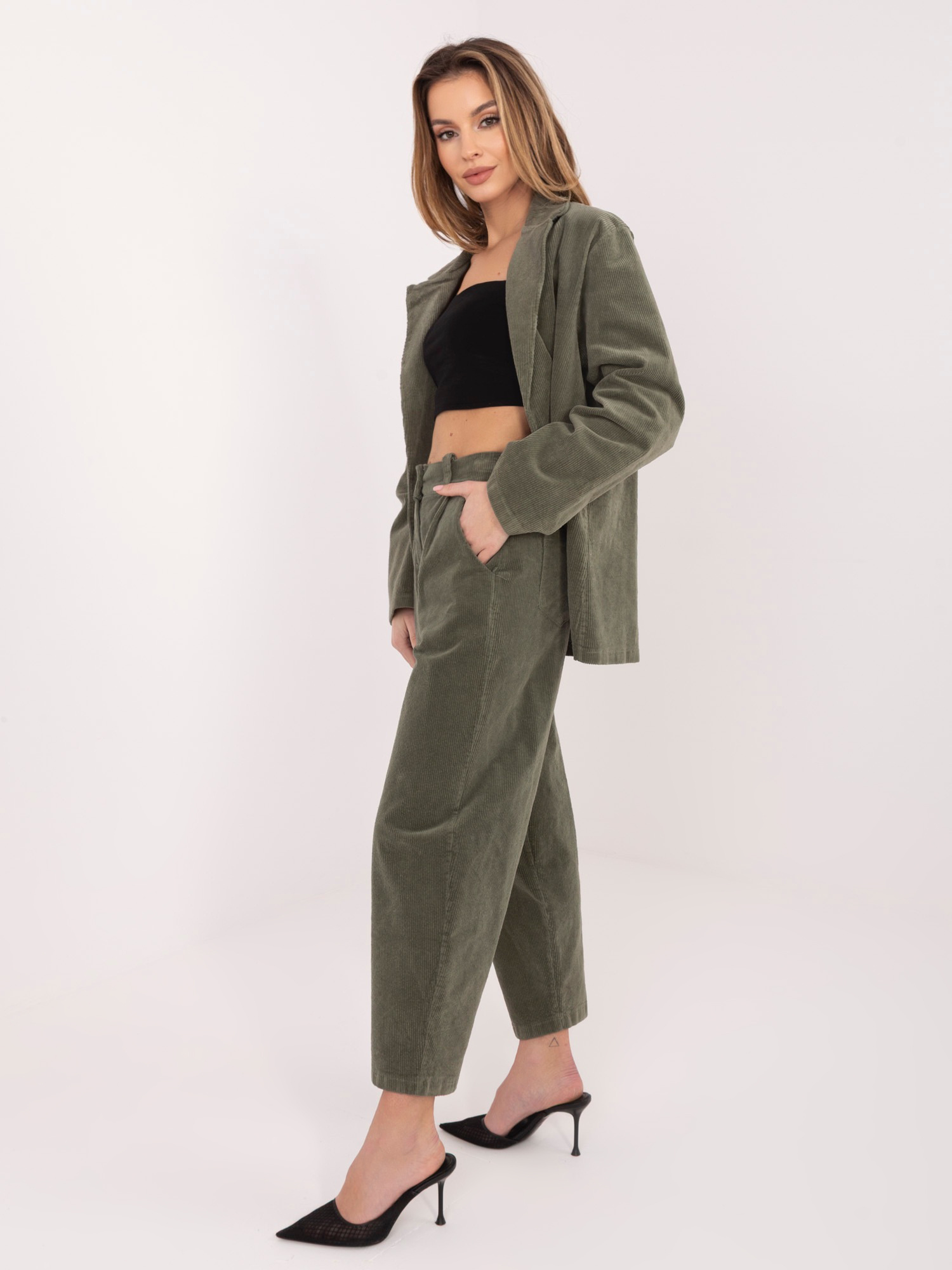 Khaki sztruksowe spodnie carrot z bawełny RUE PARIS 