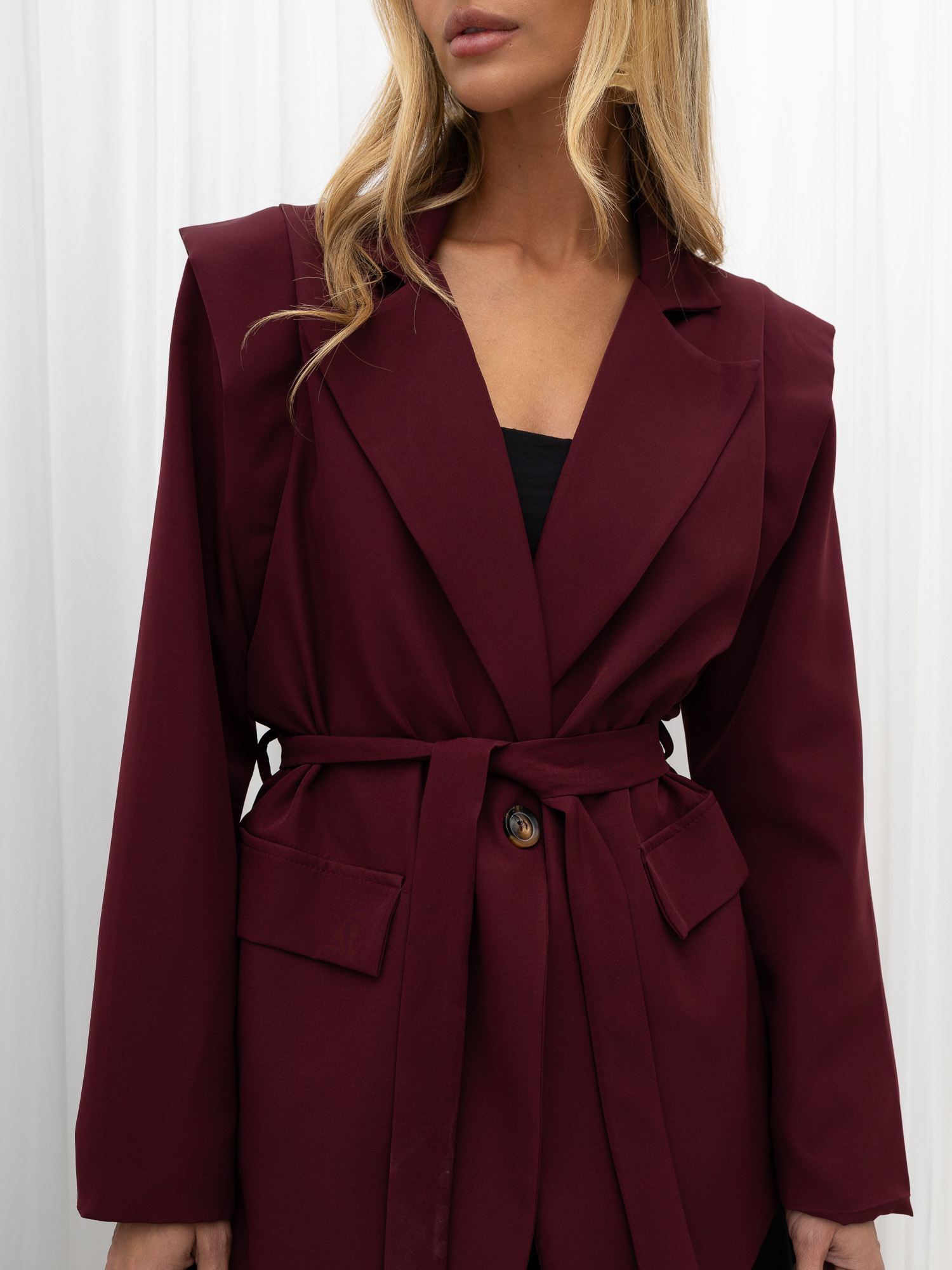 Bordeaux Damenjacke mit geometrischen Schultern.