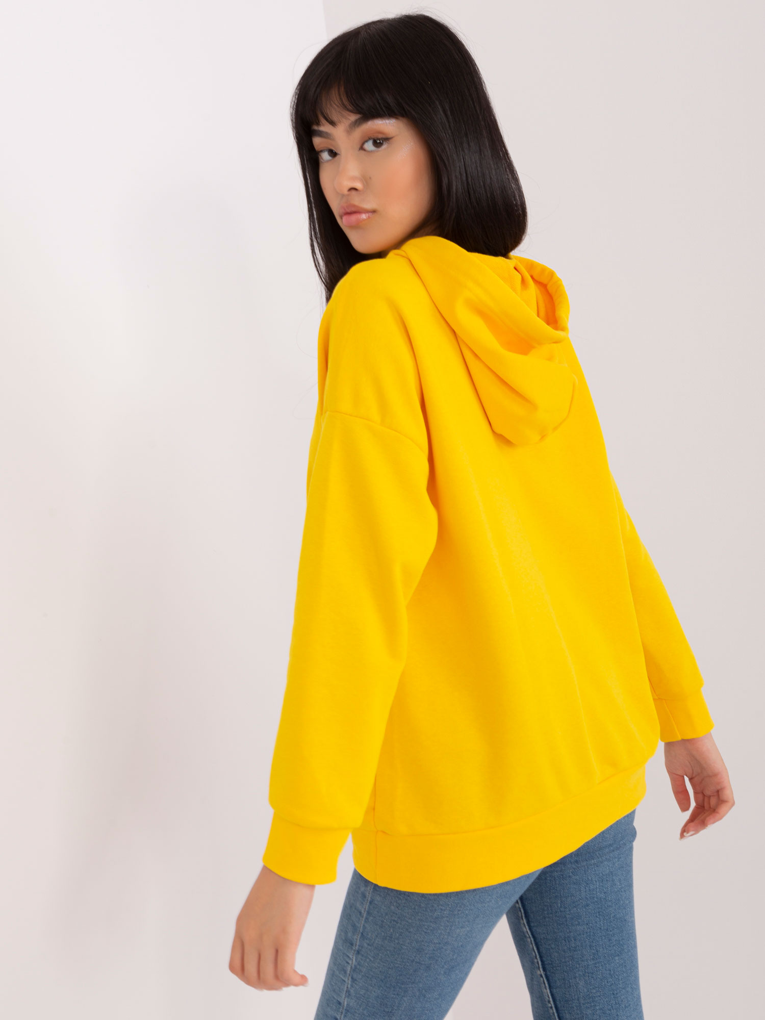 Tamsiai geltona moteriška kanguru bliuzono su užrašu didmena.