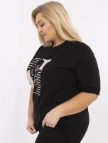 Czarna dłuższa bluzka plus size z nadrukiem