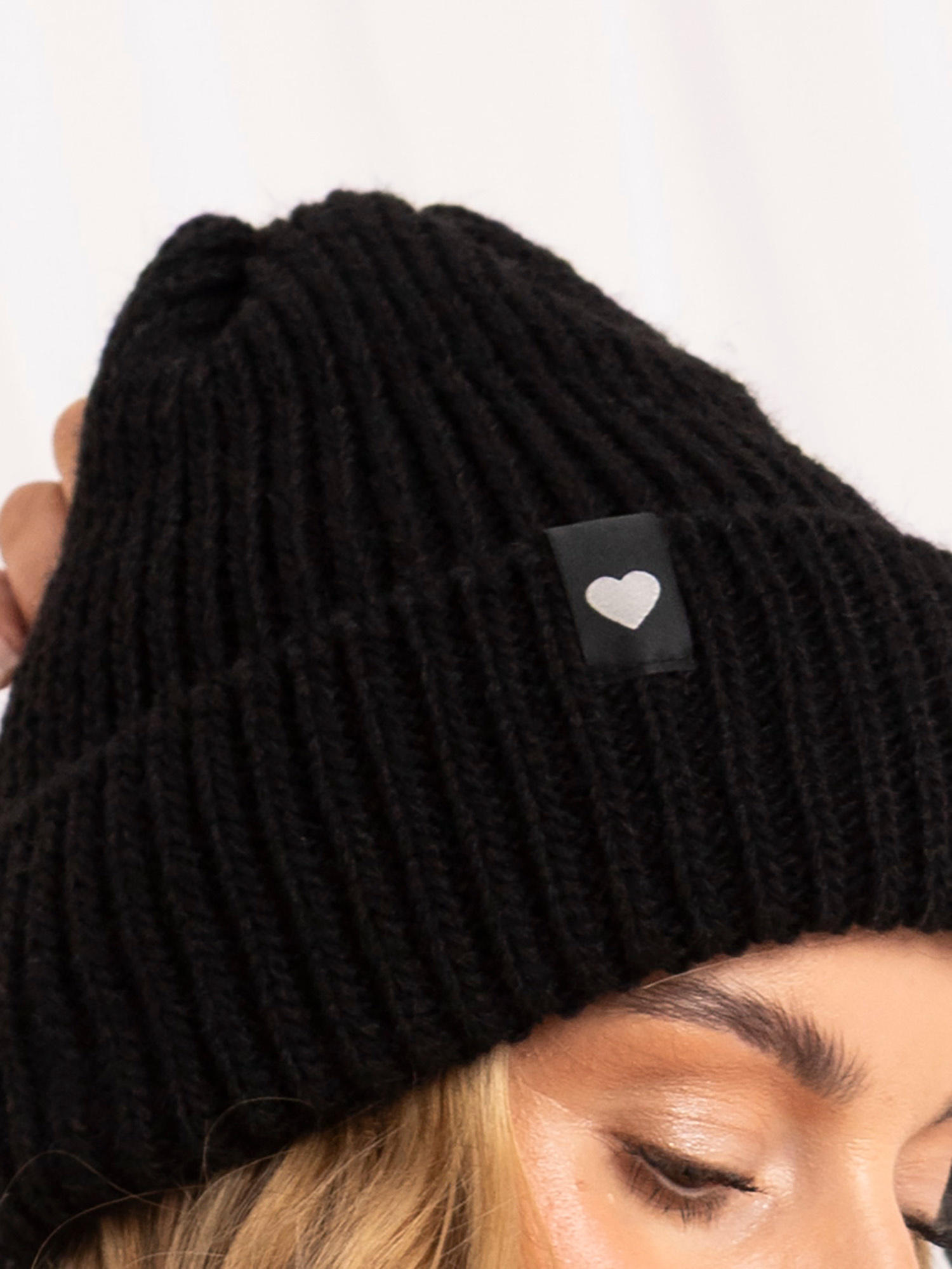 Czarna zimowa czapka beanie z naszywką