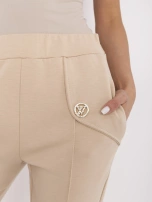 Jasnobeżowe dresowe spodnie z przeszyciami