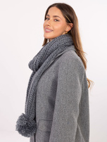 Szary zimowy szal o grubym splocie