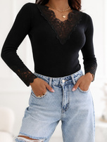 Schwarzer, taillierter Pullover mit V-Ausschnitt.
